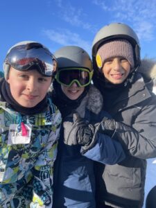 Trois élèves de l'école Sainte-Anne au Domaine des Pays d'en Haut