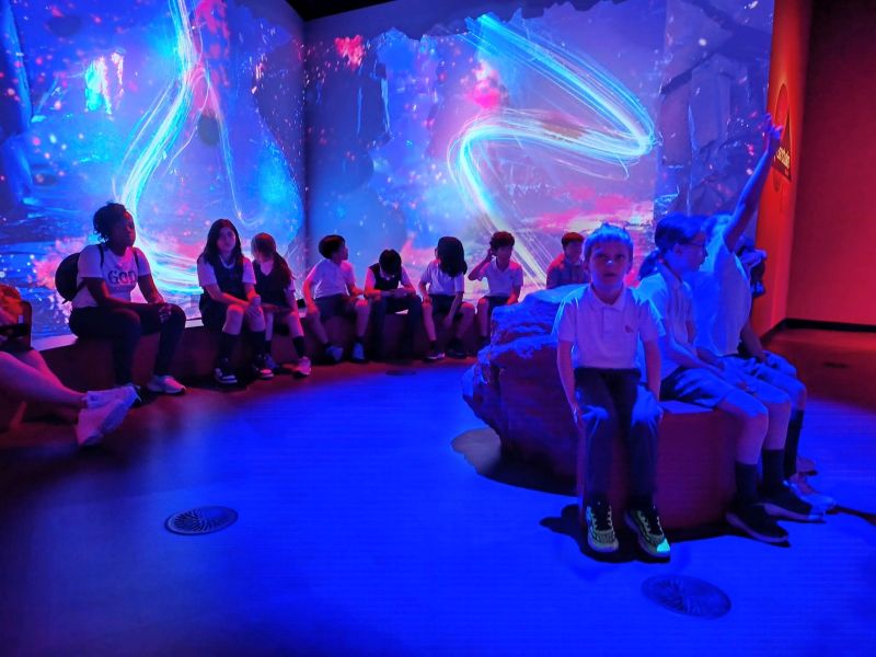 Élèves de l'école Sainte-Anne au Planétarium de Montréal
