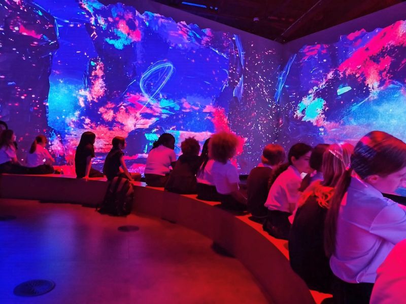 Élèves de l'école Sainte-Anne au Planétarium de Montréal